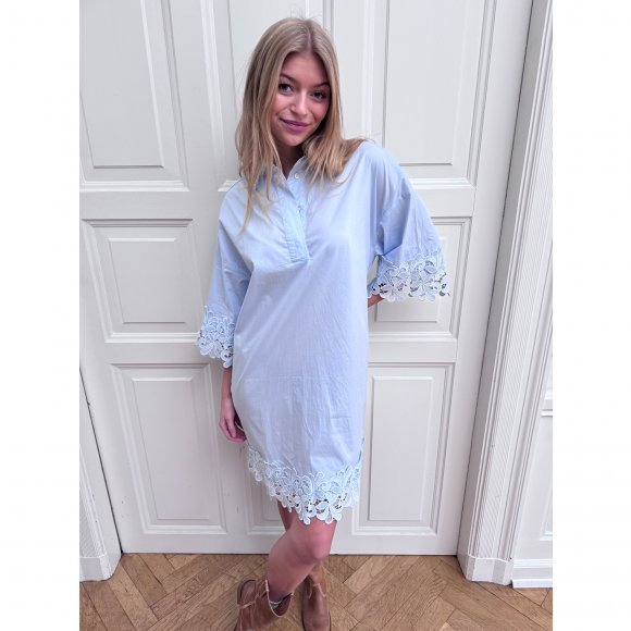 Continue - Klara embrodery dress fra Continue